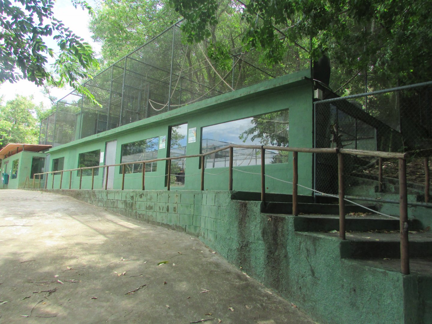 Arca do Noah - Macaw, guan and former capuchin monkey exhibit