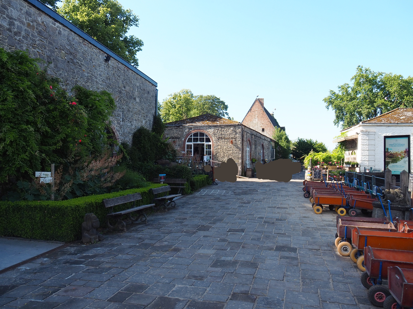 Area near the entrance with three gift shops,2022-06-28