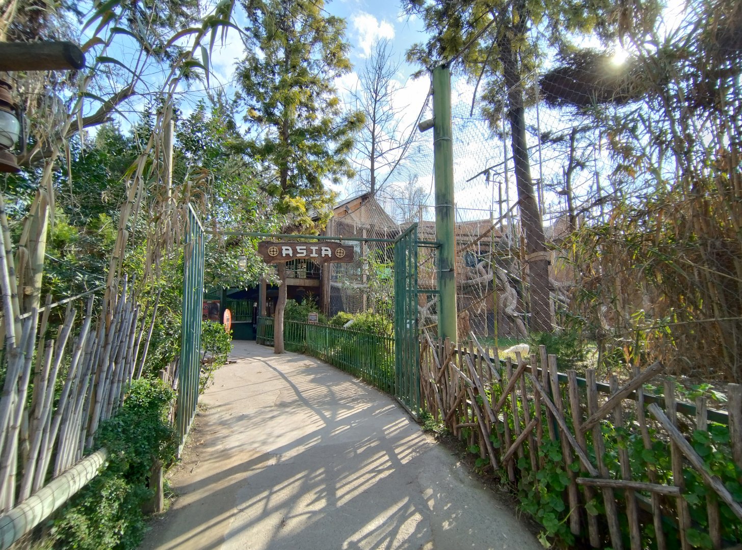 Asia entrance - Buin zoo