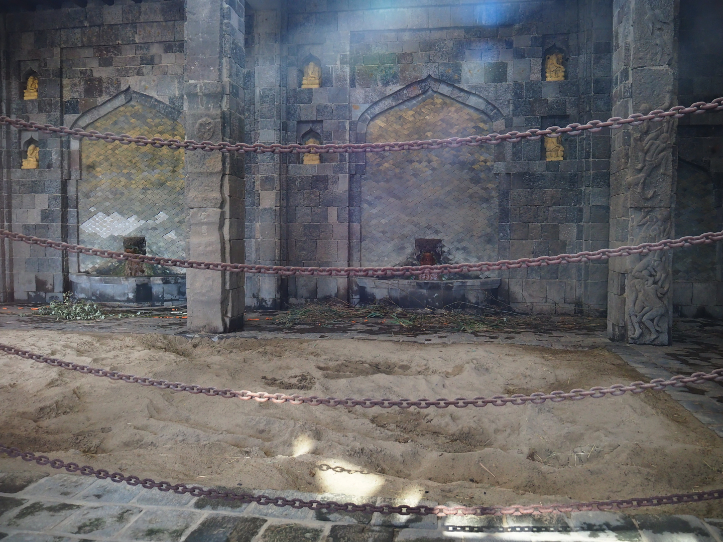 Asian elephant indoor housing in the Asian elephant temple, 2019-10-04