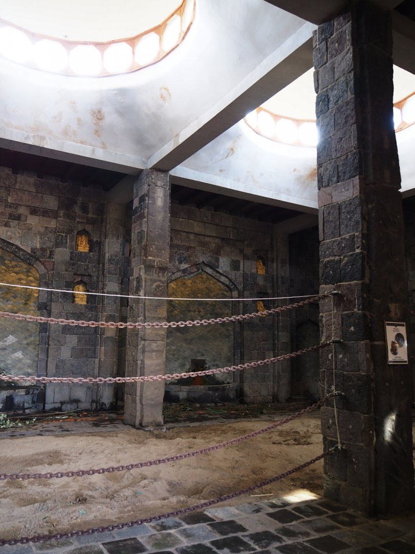 Asian elephant indoor housing in the Asian elephant temple, 2019-10-04