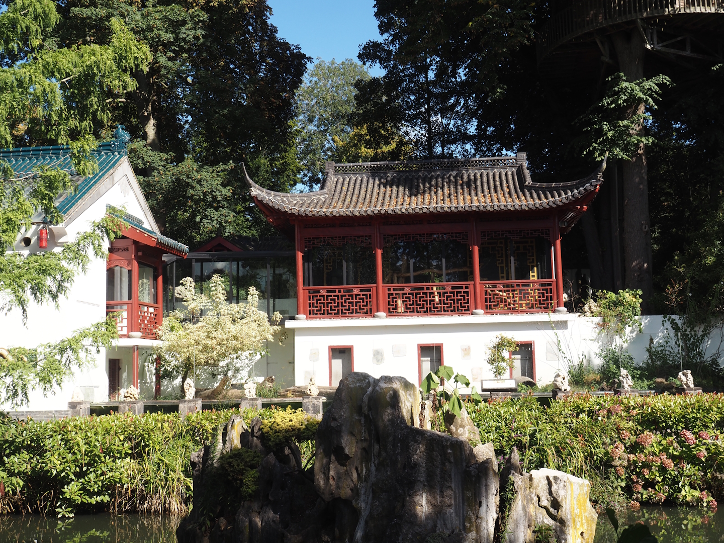 Asian small-clawed otter exhibit and Qinling golden snub-nosed monkey buildings, 2025-09-01