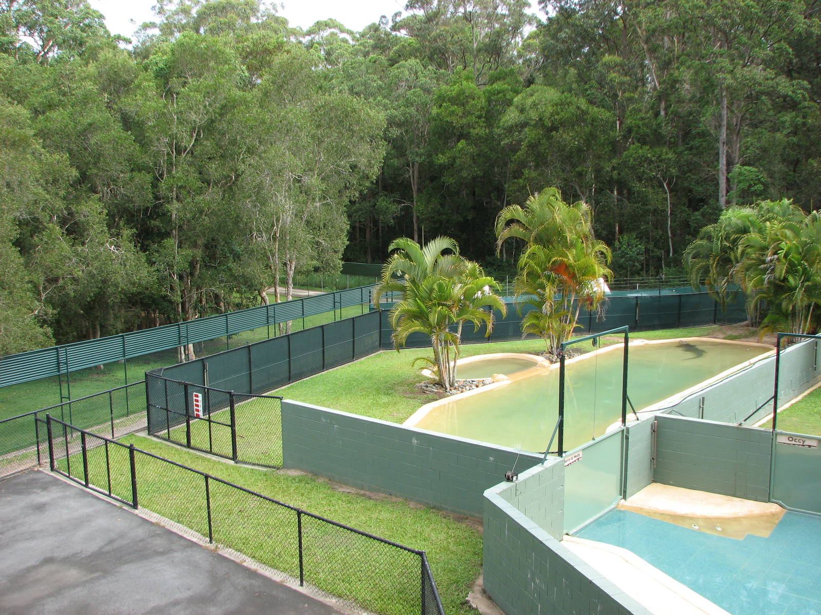 Australia Zoo 2007 - Crocodile pens behind the Crocoseum