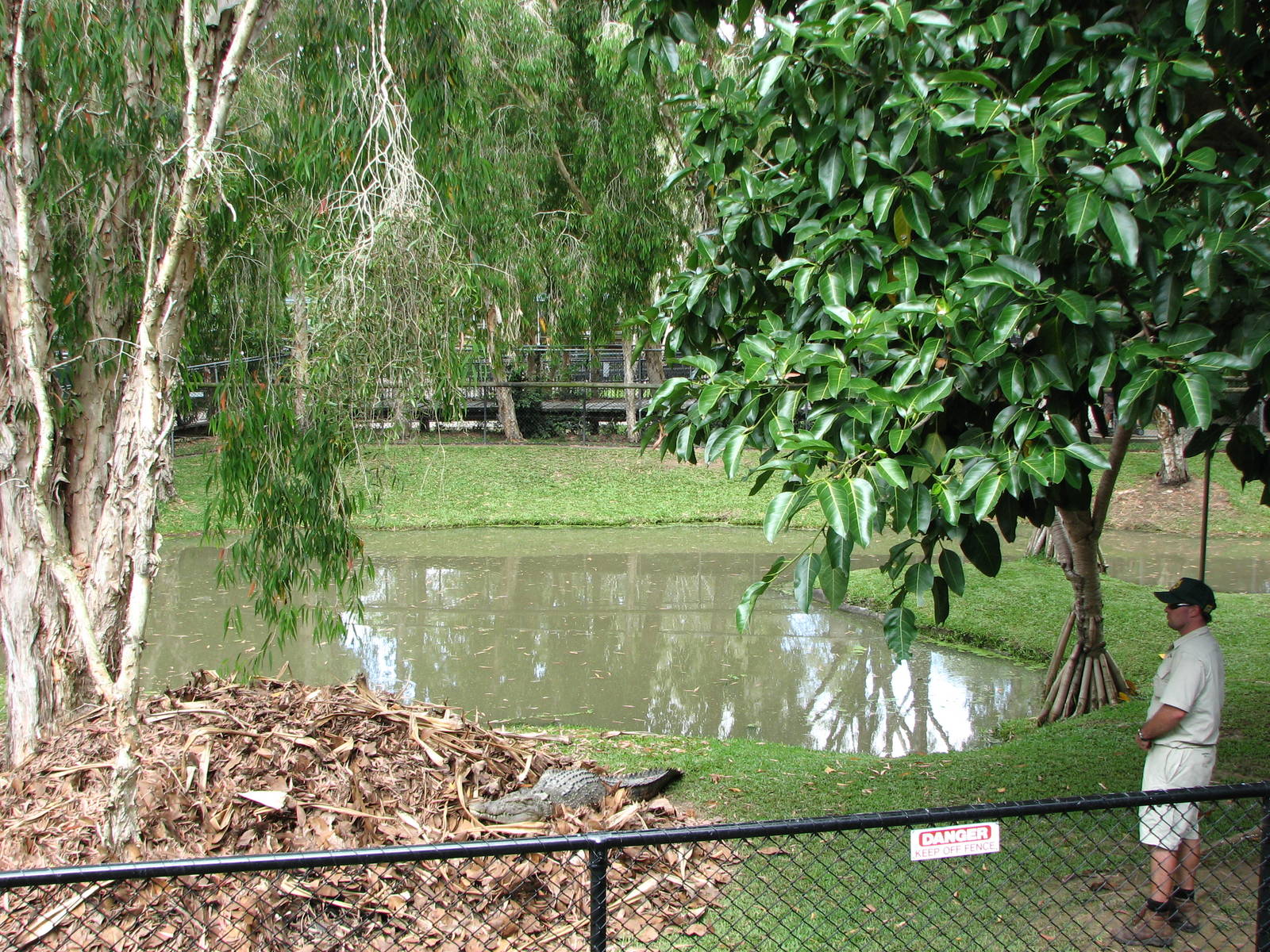 Australia Zoo 2007 - Keeping a close eye