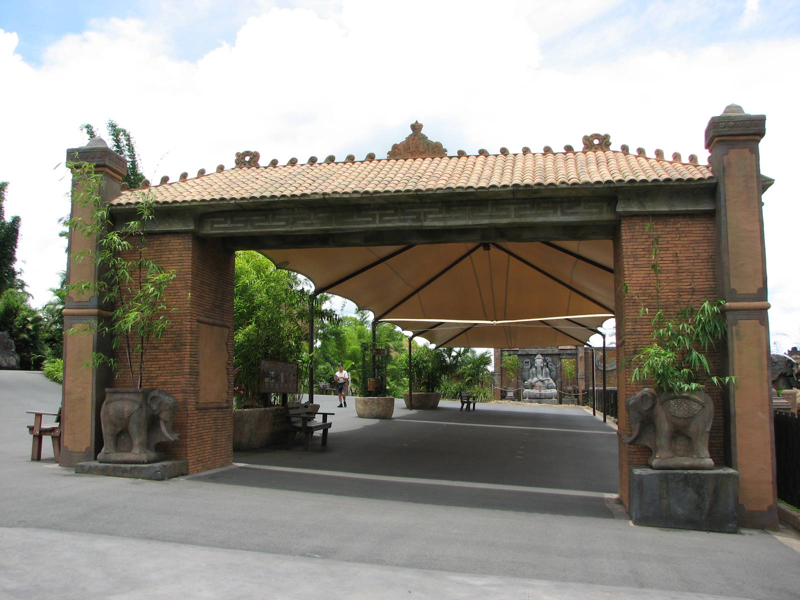Australia Zoo 2007 - Sun shelter at the Asiatic Elephant exhibit