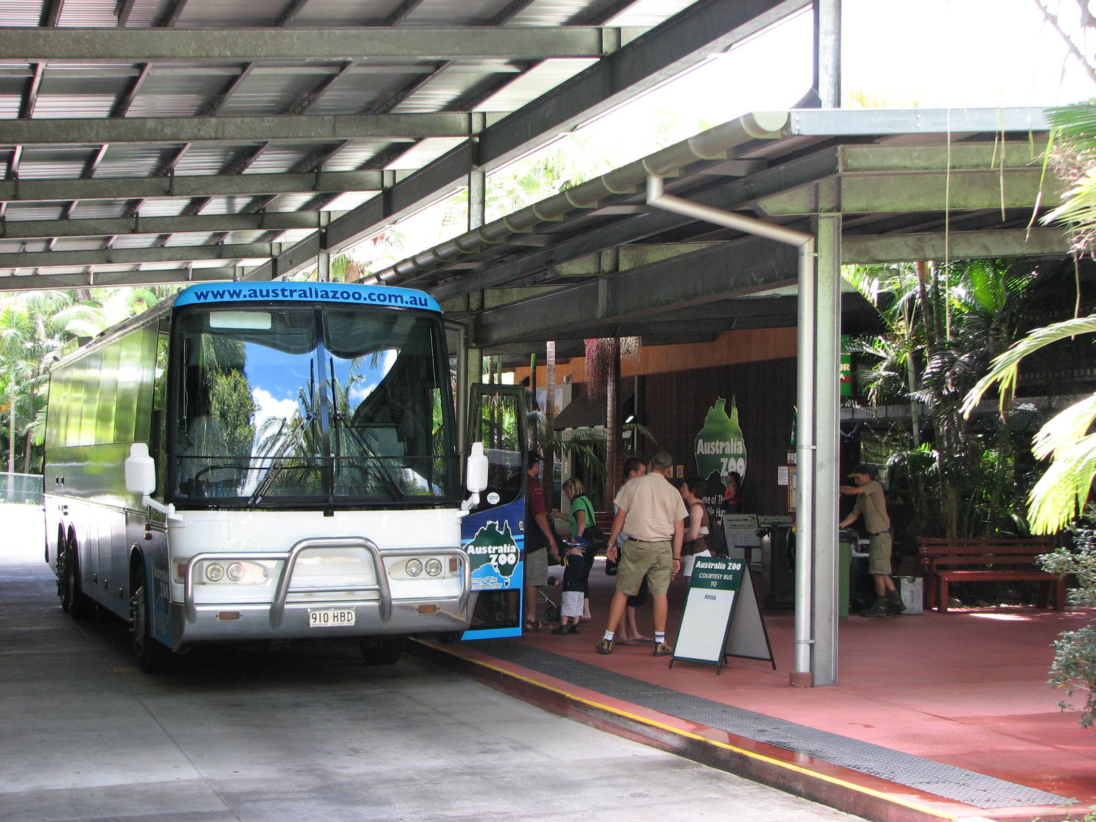 Australia Zoo 2007 - Zoo bus at the gate