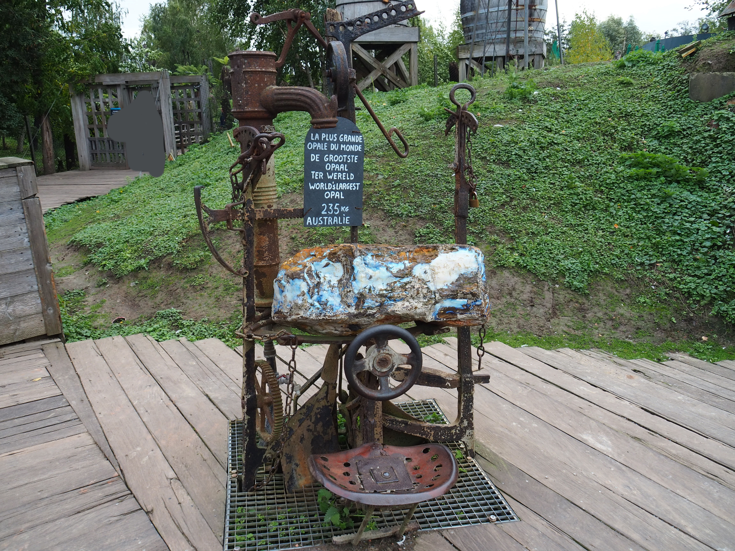 Australian area theming - Rusty equipment and 235 kilogram rough opal, 2019-10-04