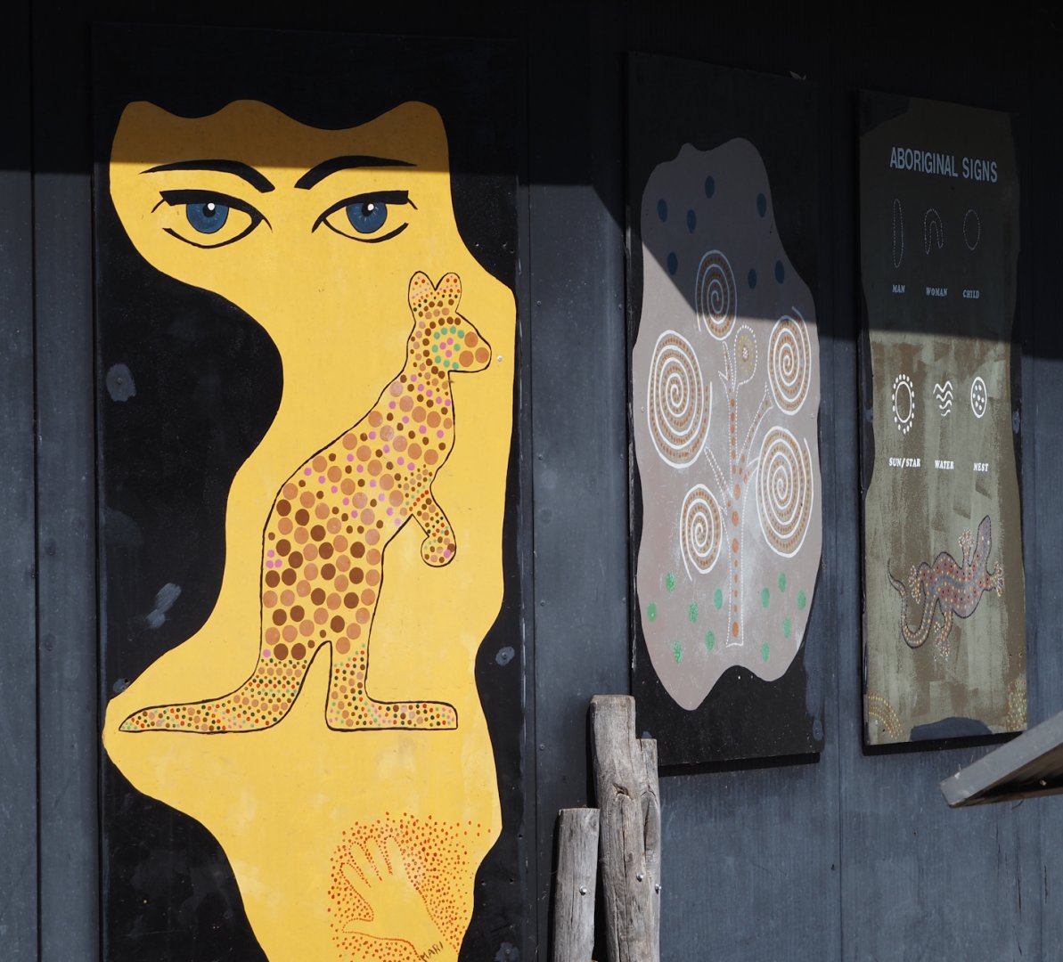Australian artwork on kangaroo and wallaby house, 2025-04-12