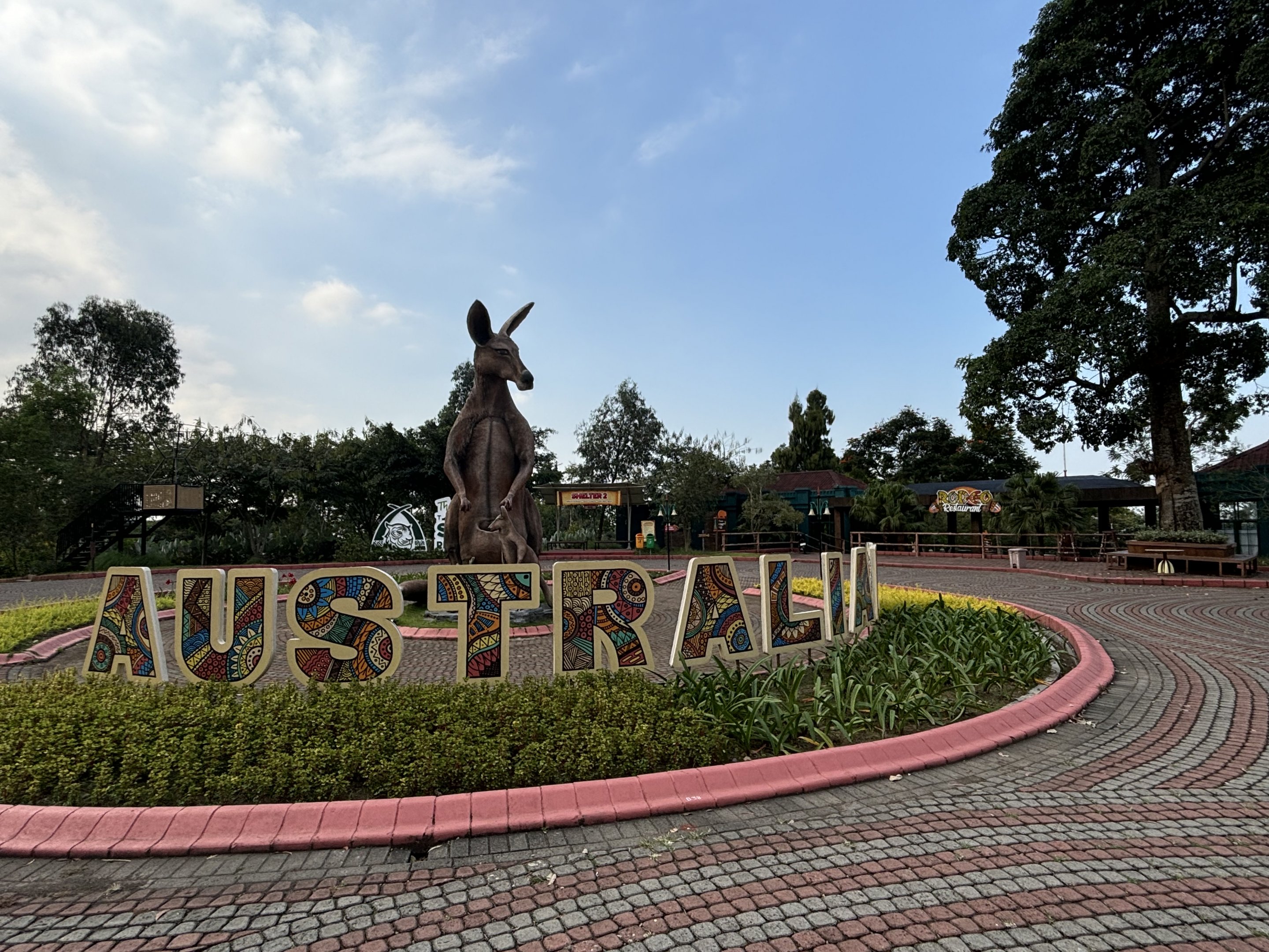 Australiana - entrance zone