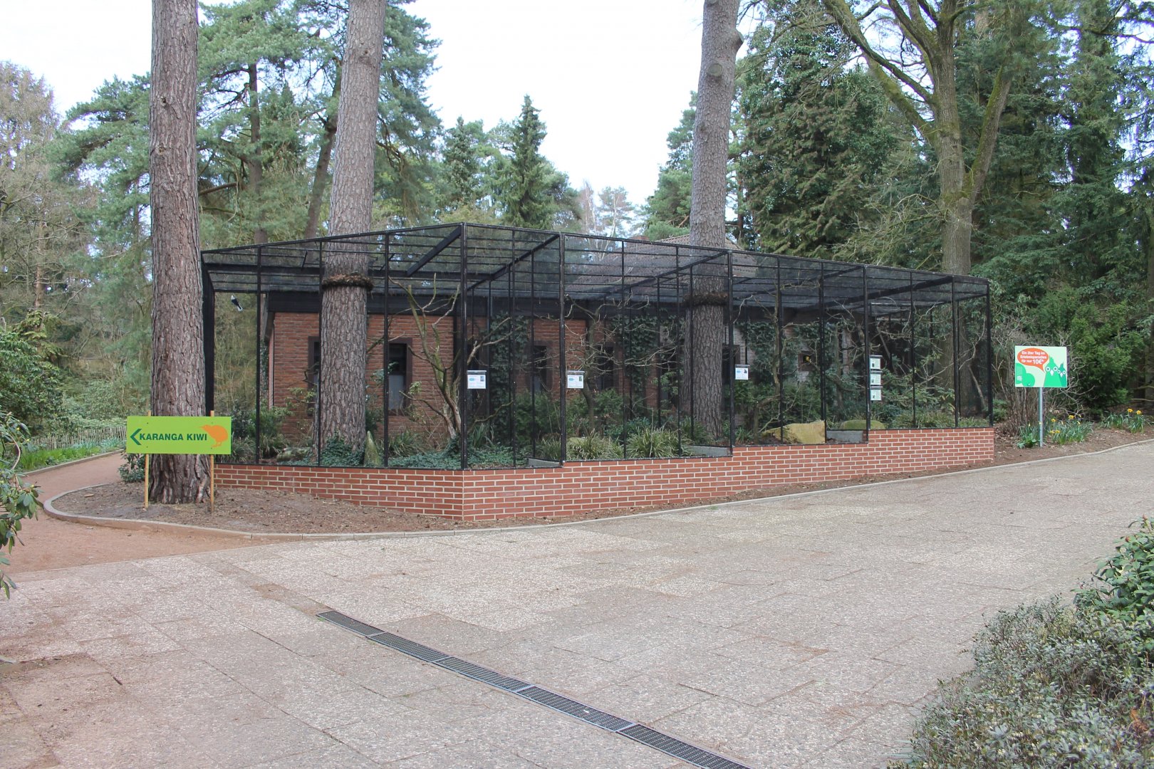Aviaries in front of the Kiwi house (24/3-19)