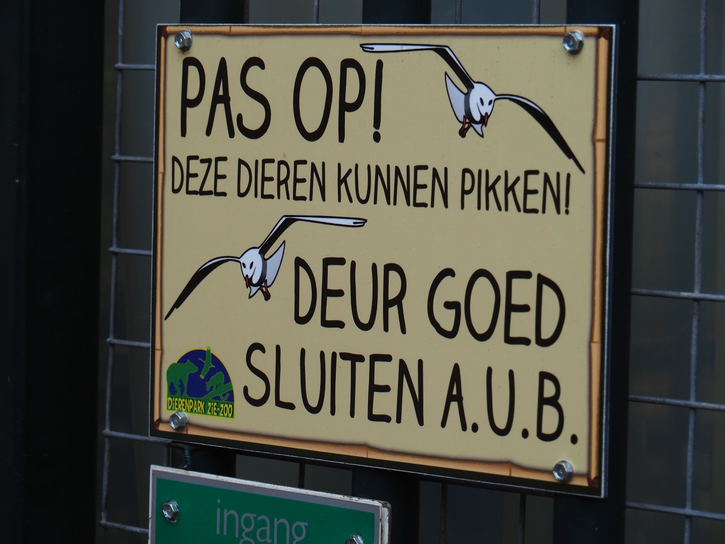 Aviary sign - These birds can peck - Please close the door well, 2019-04-06