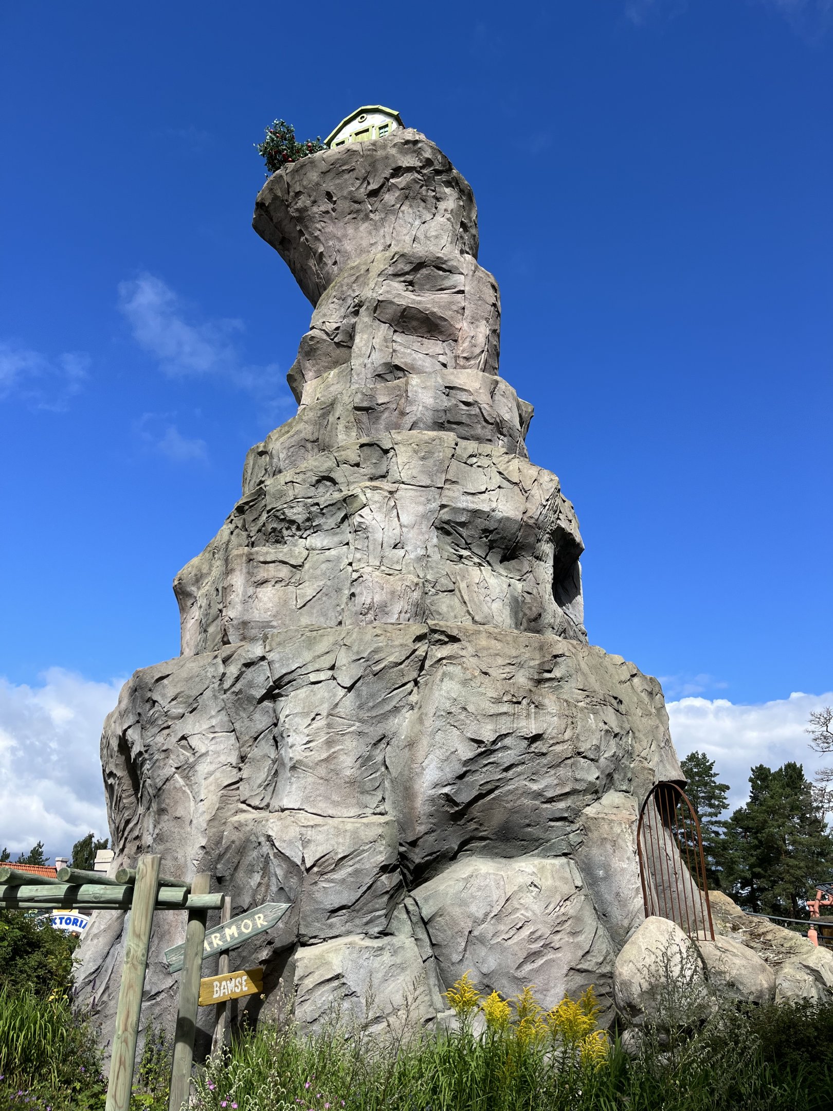 Bamses World - tiny house on top!