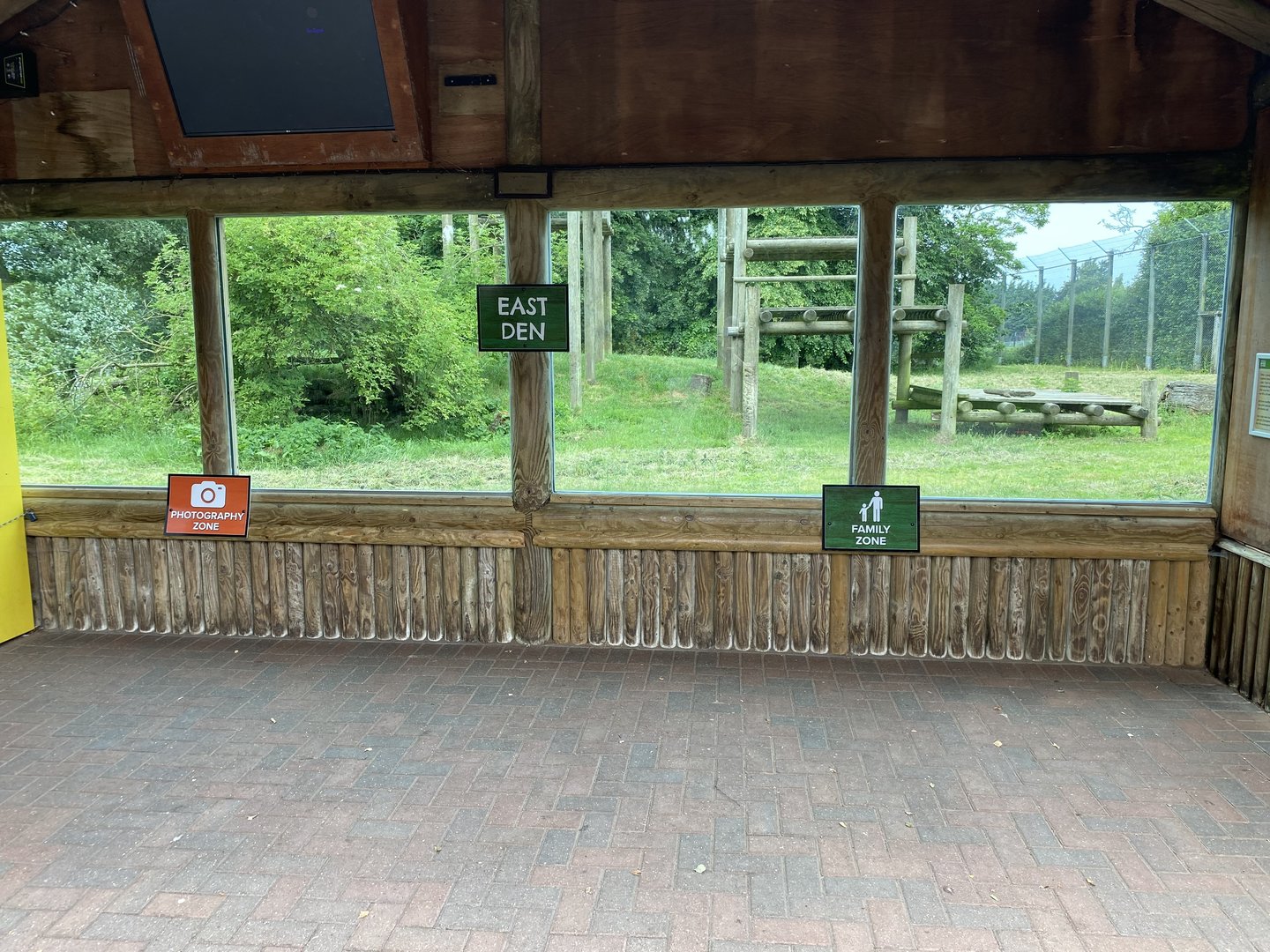 Banham tiger enclosure photography / family signage in viewing window