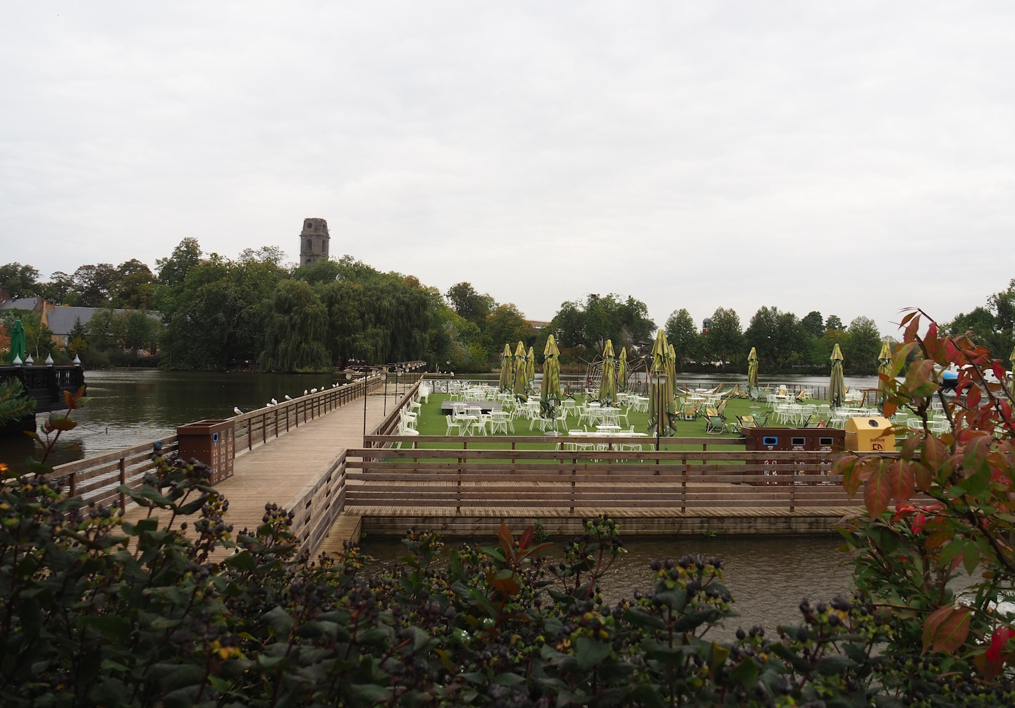 Bar Du Lac pontoon terrace on lake, 2023-10-13