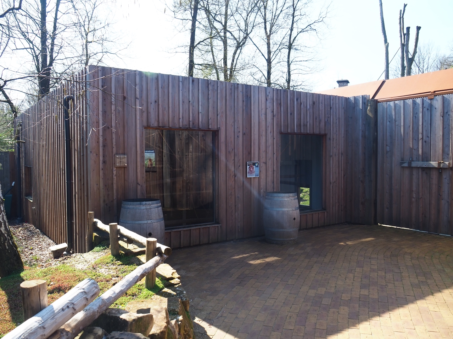 Barbary macaque holding house, 2019-03-30