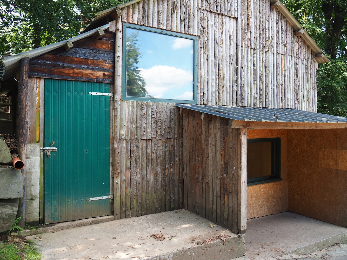 Barn with Macaw indoor housing (Upper window) and Indian flying fox exhibit (Lower window), 2023-06-24