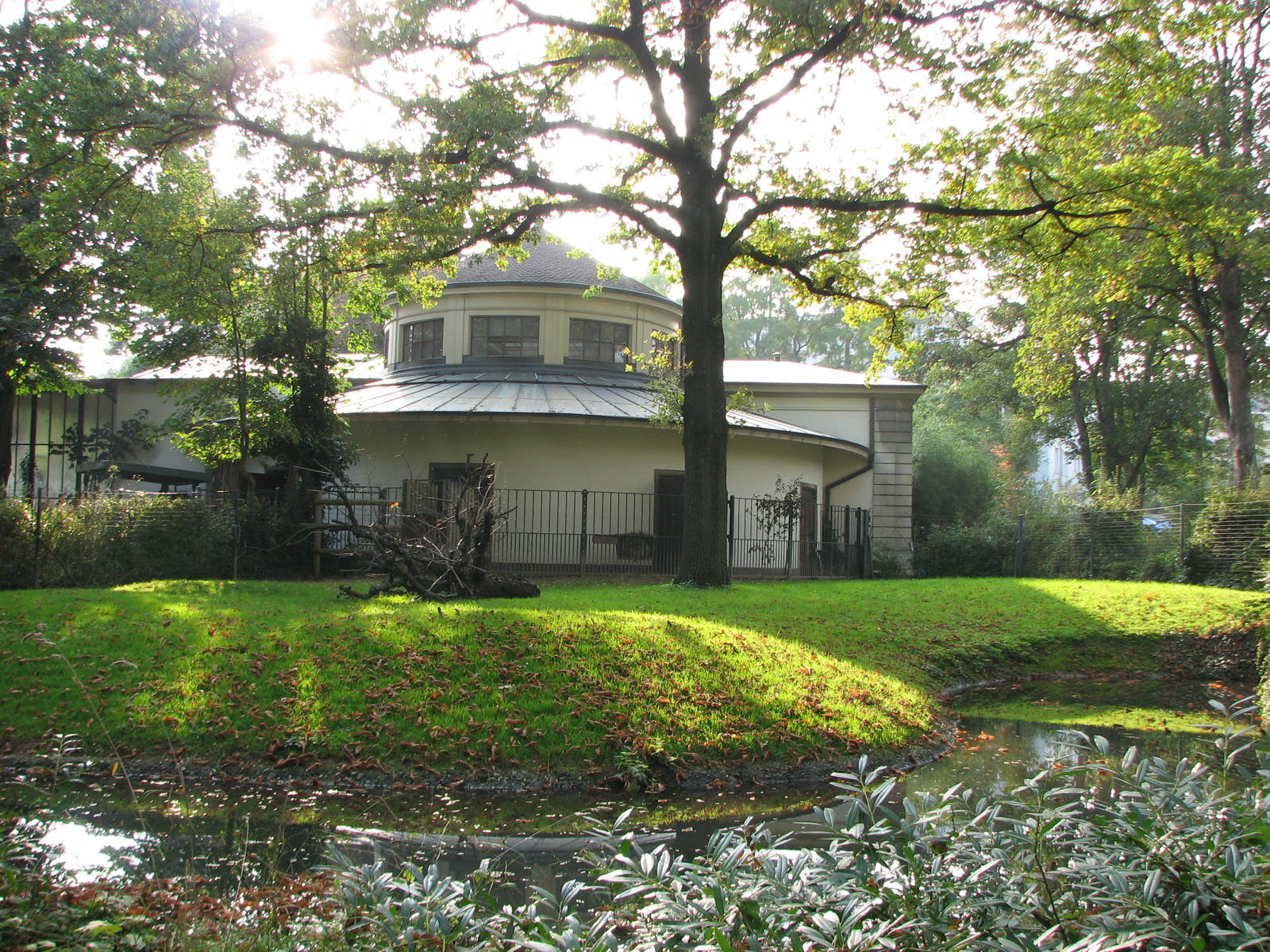Basel Zoo 2006 - Exhibit at the historic Antelope House