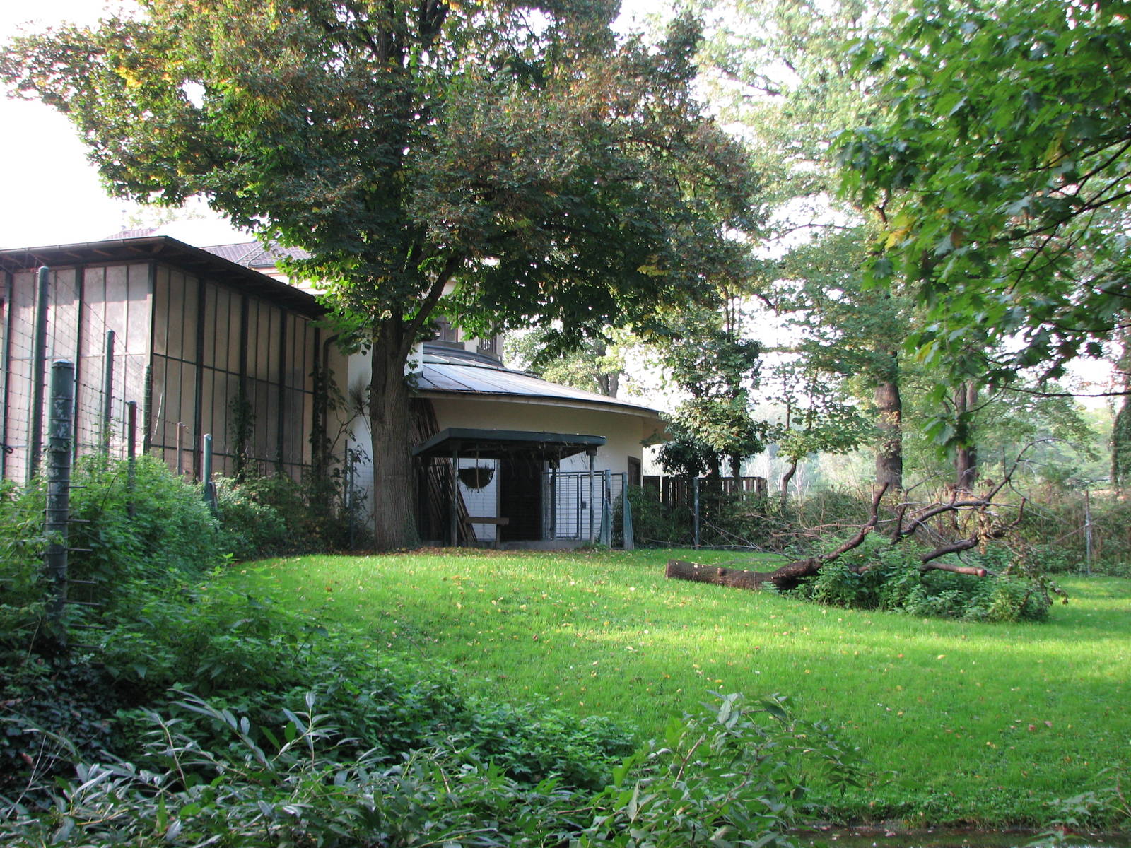 Basel Zoo 2006 - Exhibit at the historic Antelope House