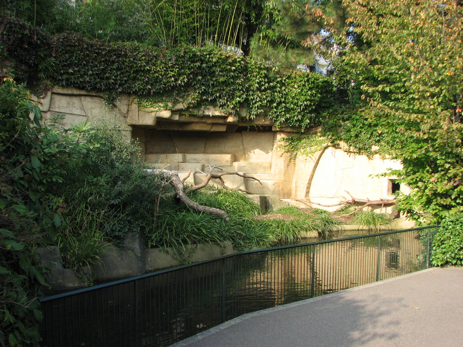 Basel Zoo 2006 - Lemur exhibit from the left