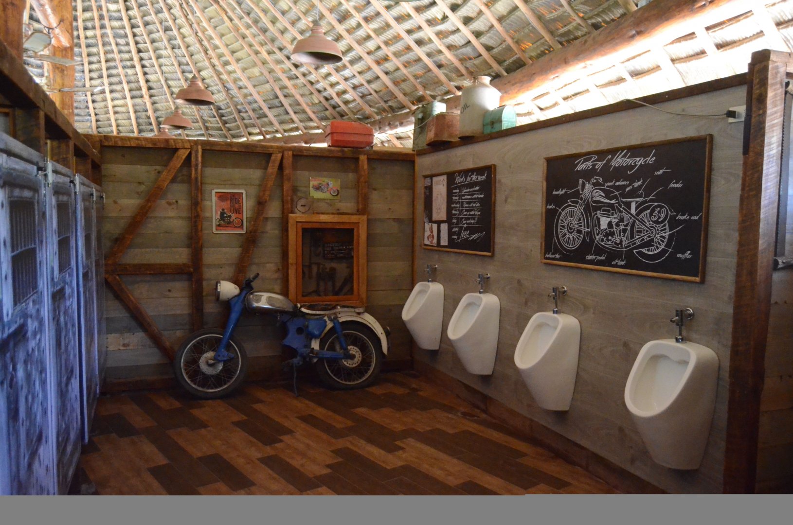 bathrooms at Buin Zoo