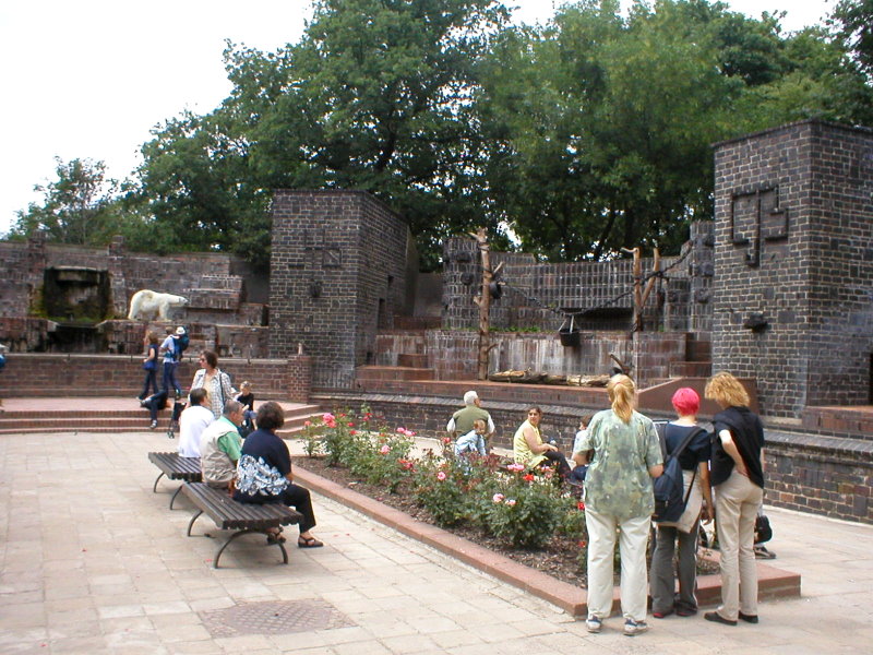 Bear exhibits at Leipzig in 2003