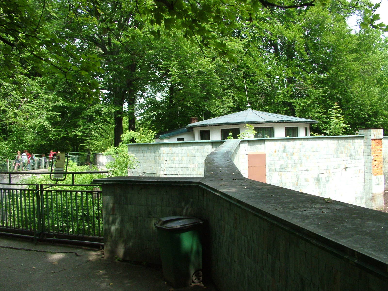 Bear exhibits at Ostrava, 29/05/10