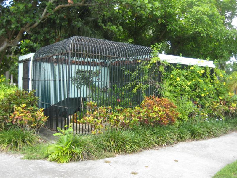 Bear or Hyeana cage ?