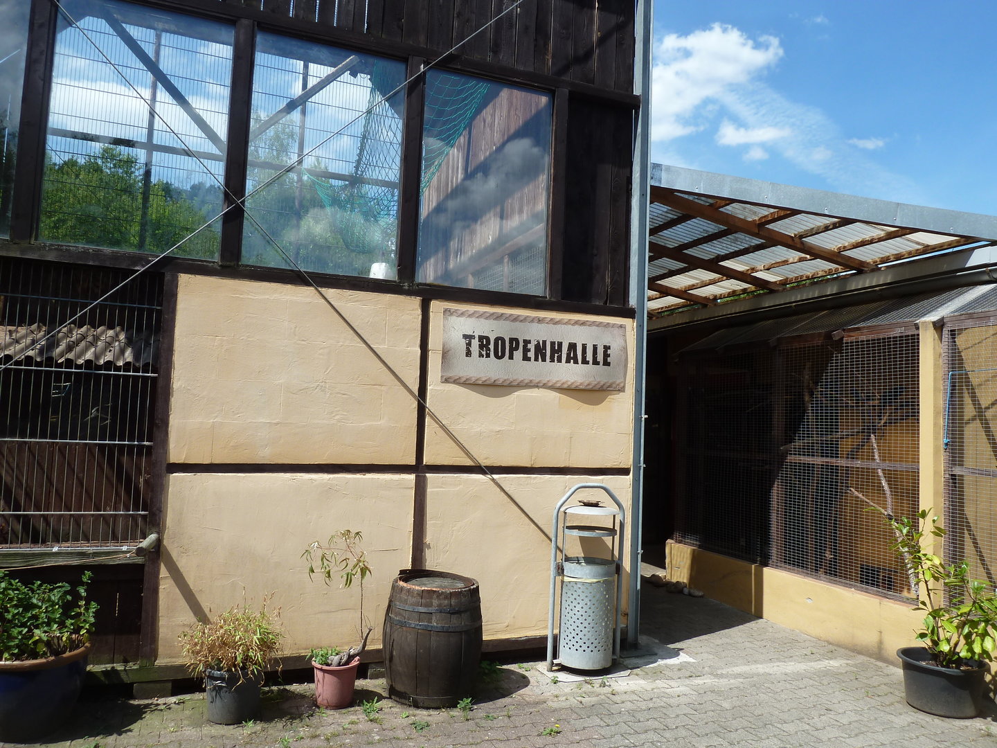 Bearded capuchin enclosure - Entrance Tropenhalle