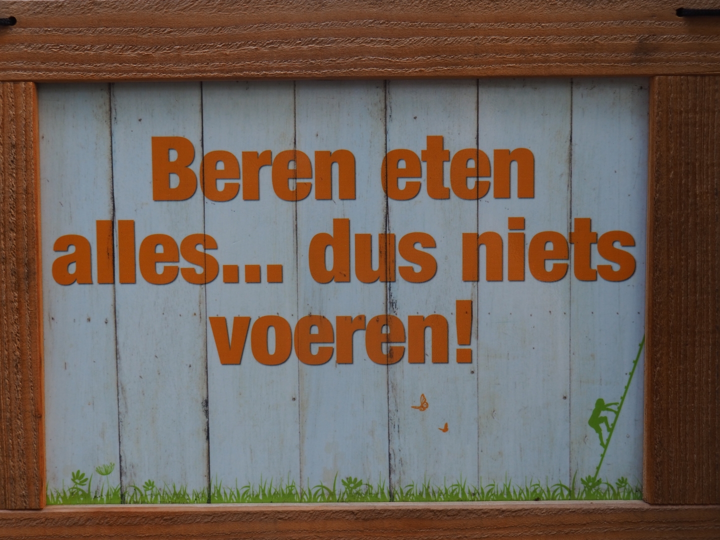 Bears eat everything so feed nothing sign