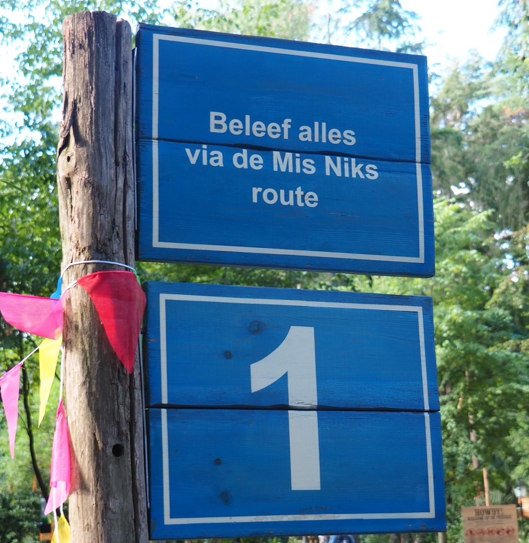 Beginning of the "Miss Nothing" route signs