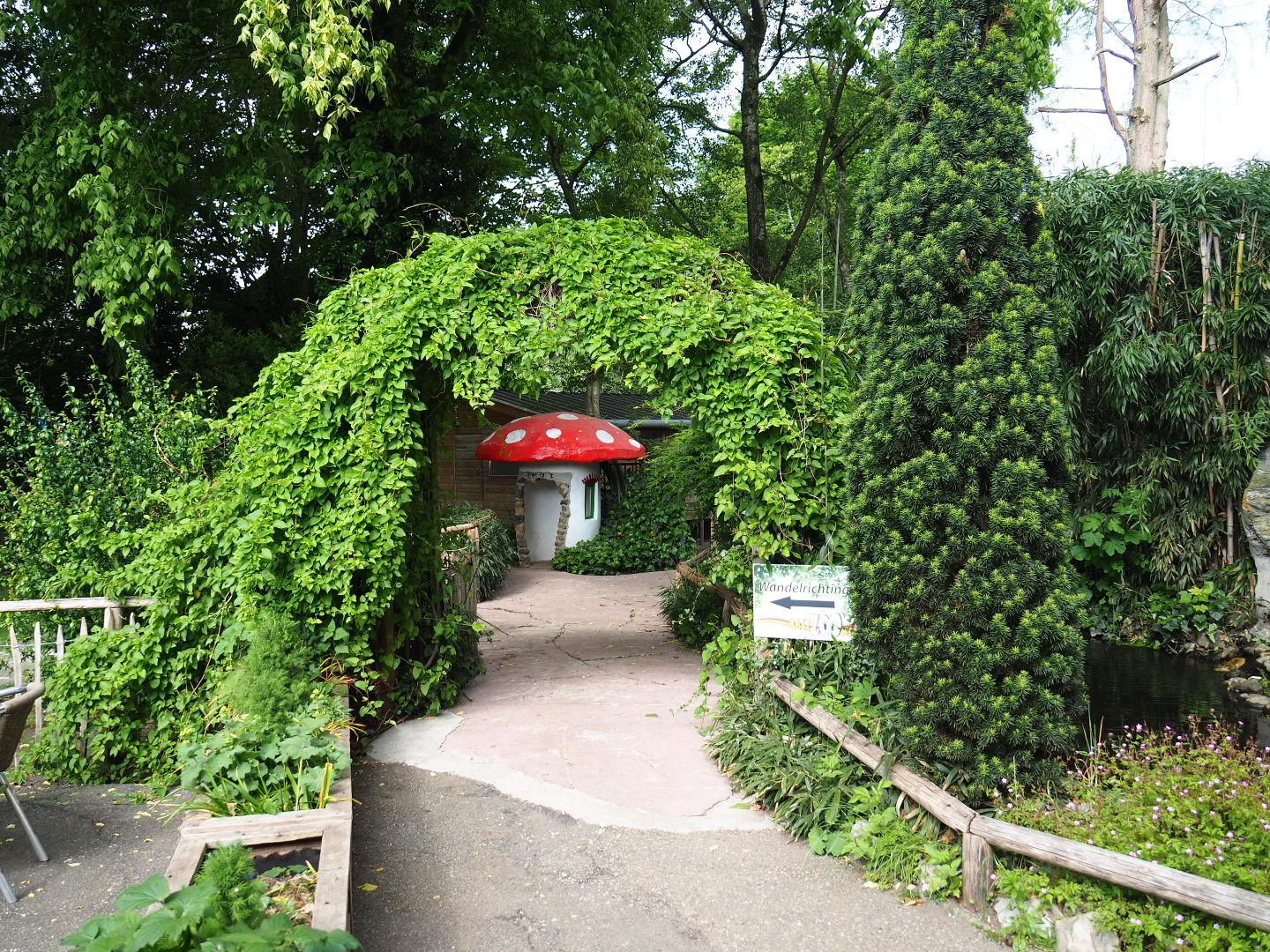Beginning of the walkway into the zoo, 2019-05-25