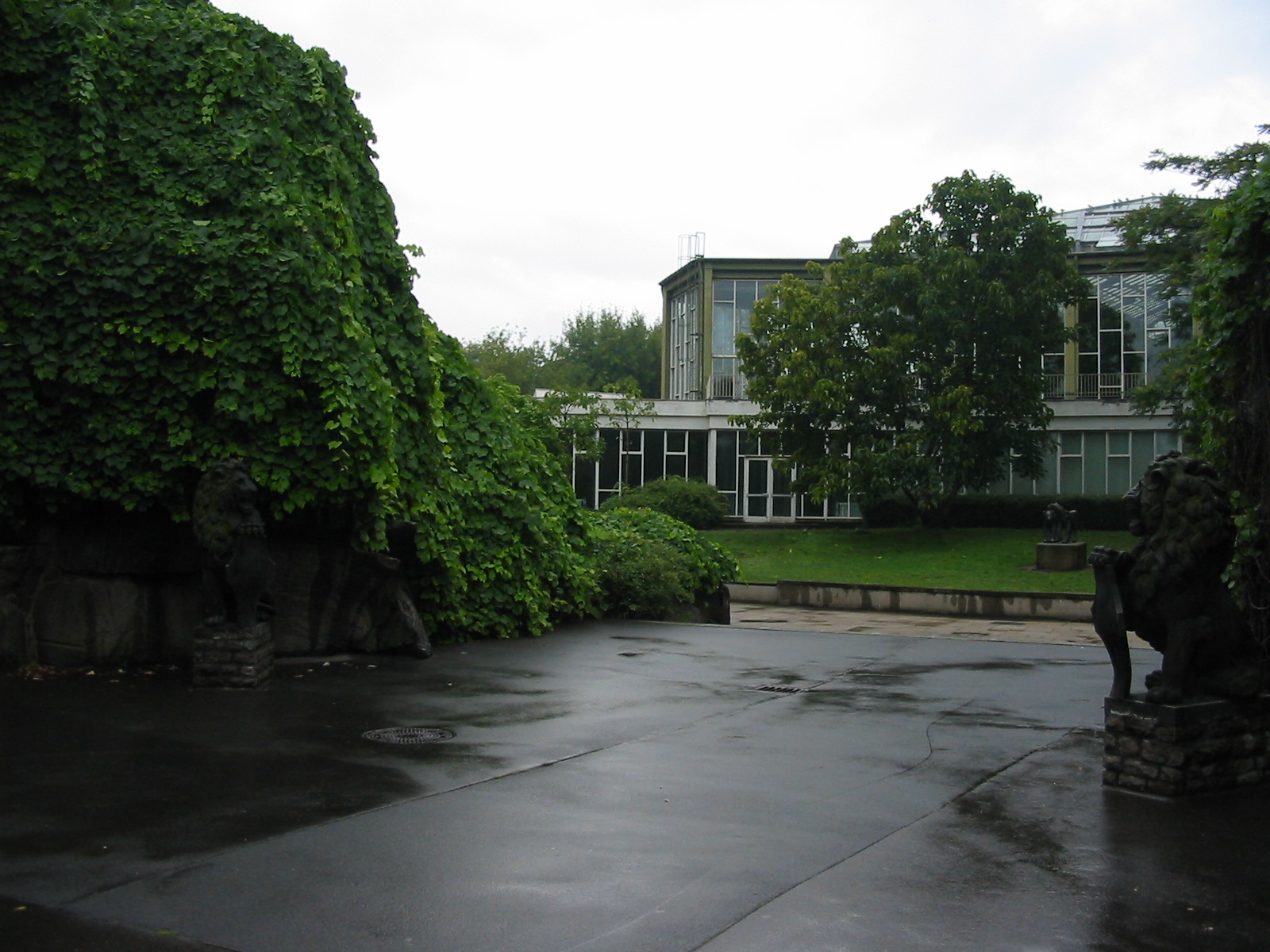 Berlin Tierpark 2004 - Entrance to the side of the Alfred Brehm House with