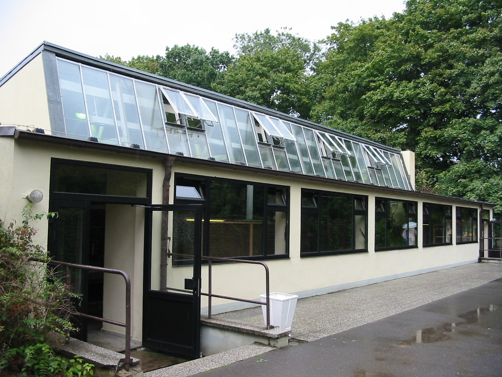Berlin Tierpark 2004 - Malayan Sun Bear house