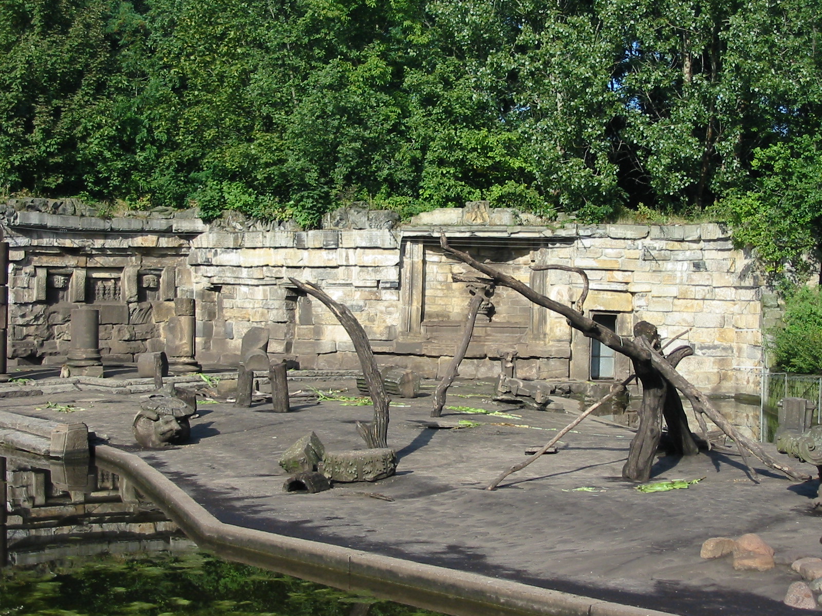 Berlin Tierpark 2004 - Temple monkey exhibit