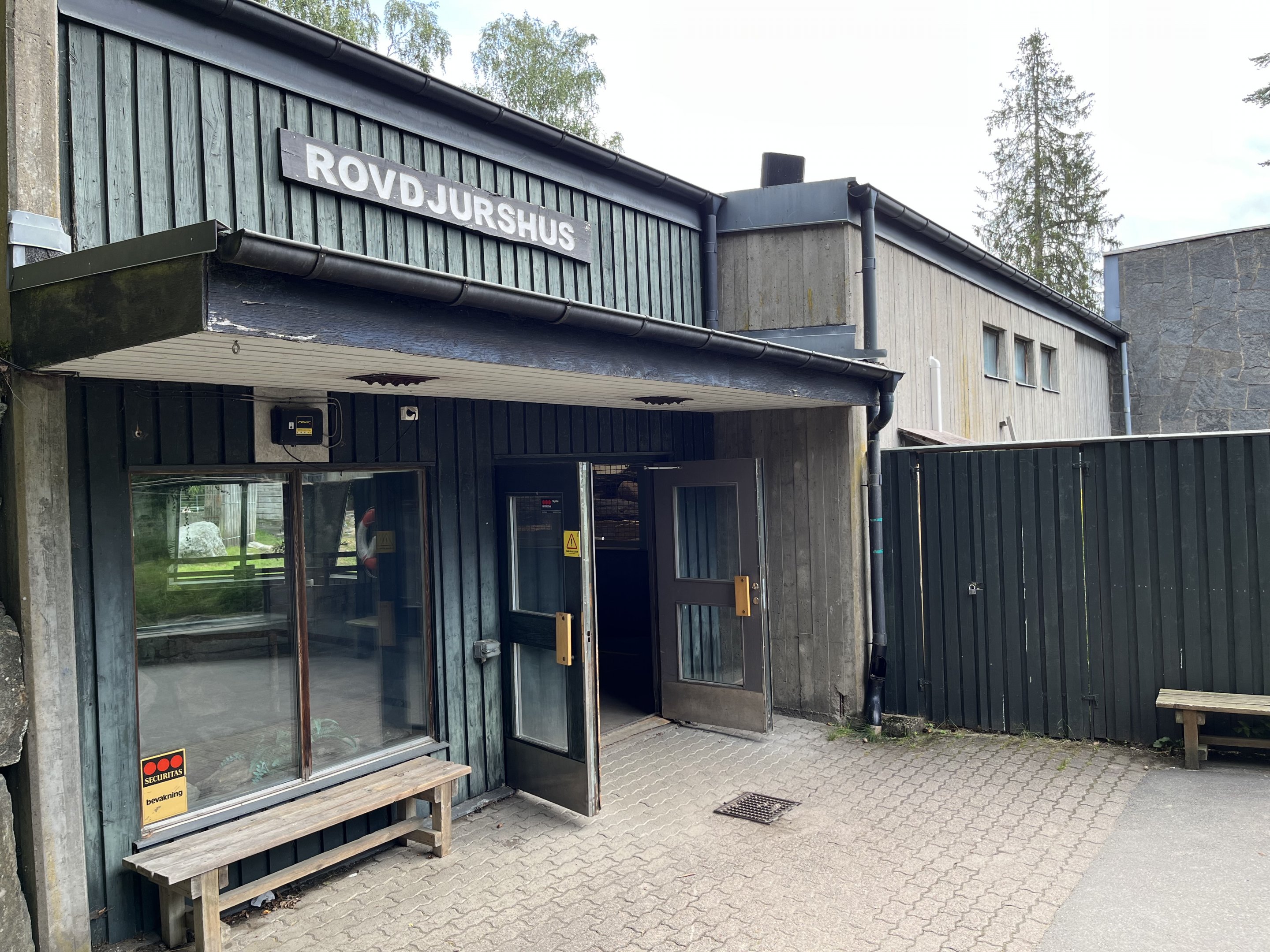 Big Cat House (lions + tigers)