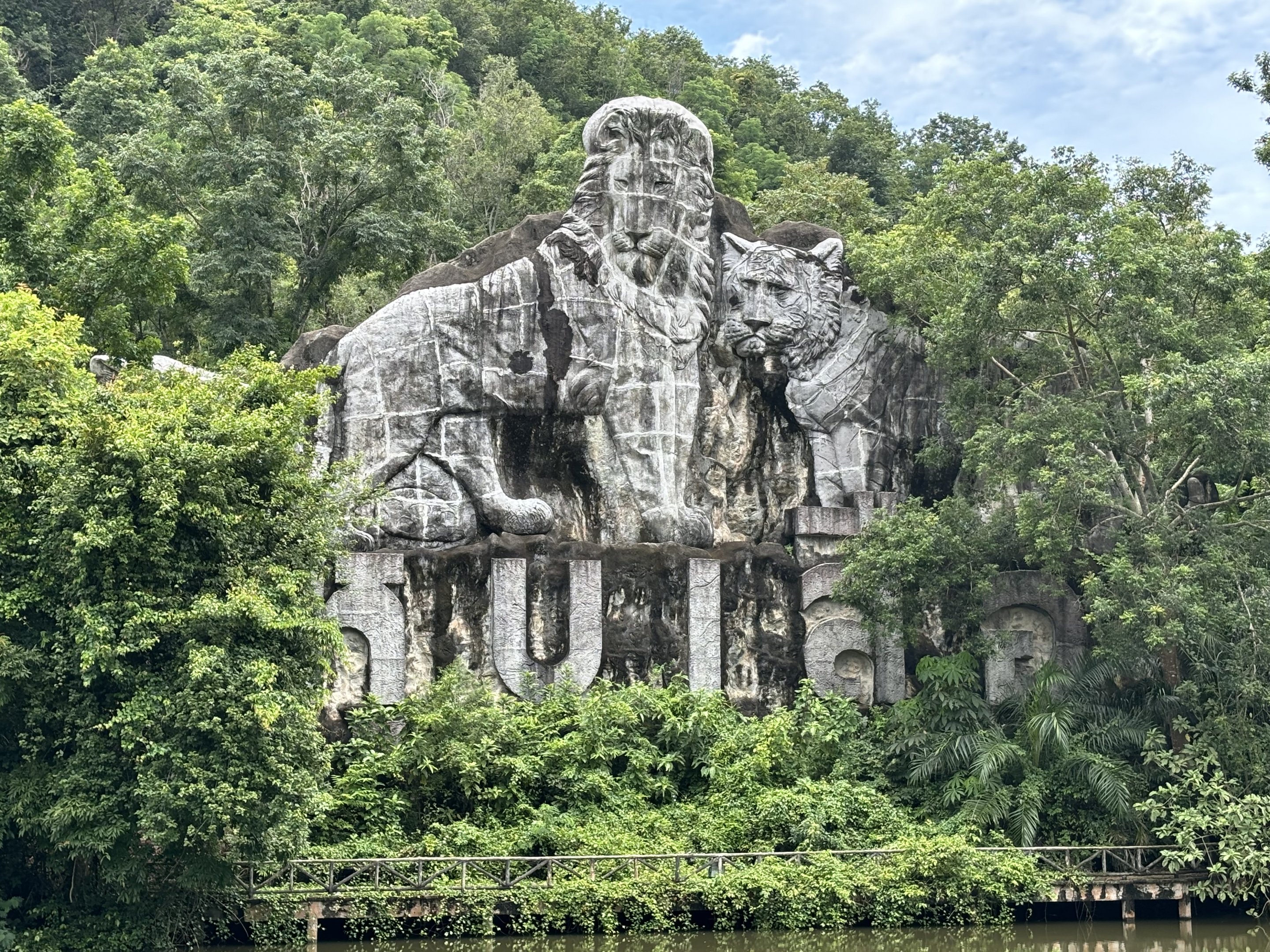 Big Cat Statue - in jungle!