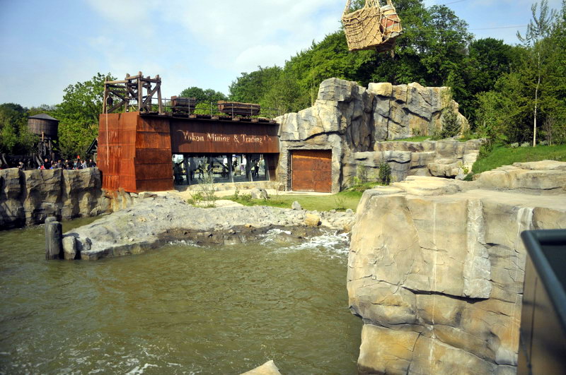 Big polarbear enclosure at Hannovers Yukon Bay.