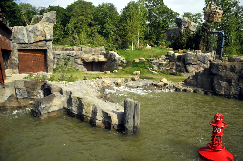 Big polarbear enclosure at Hannovers Yukon Bay.