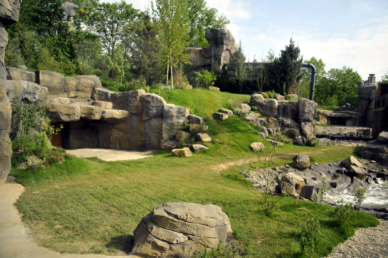 Big polarbear enclosure at Hannovers Yukon Bay.