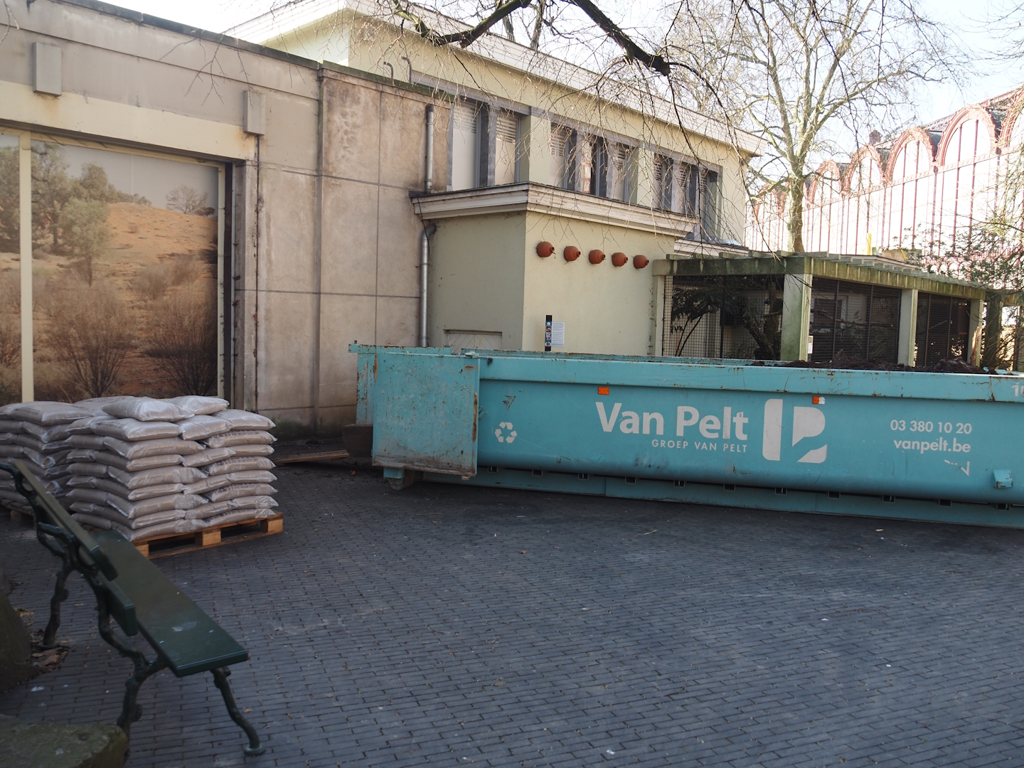 Big spring cleaning in the bird house (Waste container and bags of gravel), 2025-03-16