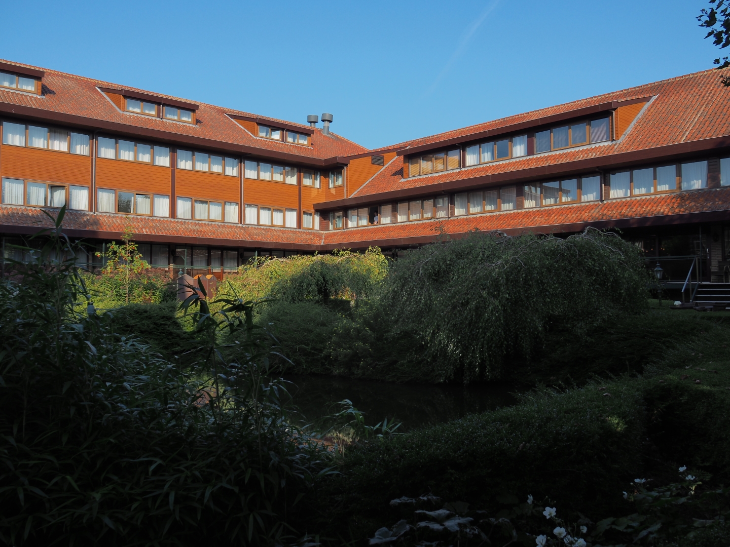 Bird-friendly garden and hotel building (Sep 2nd, 2018)