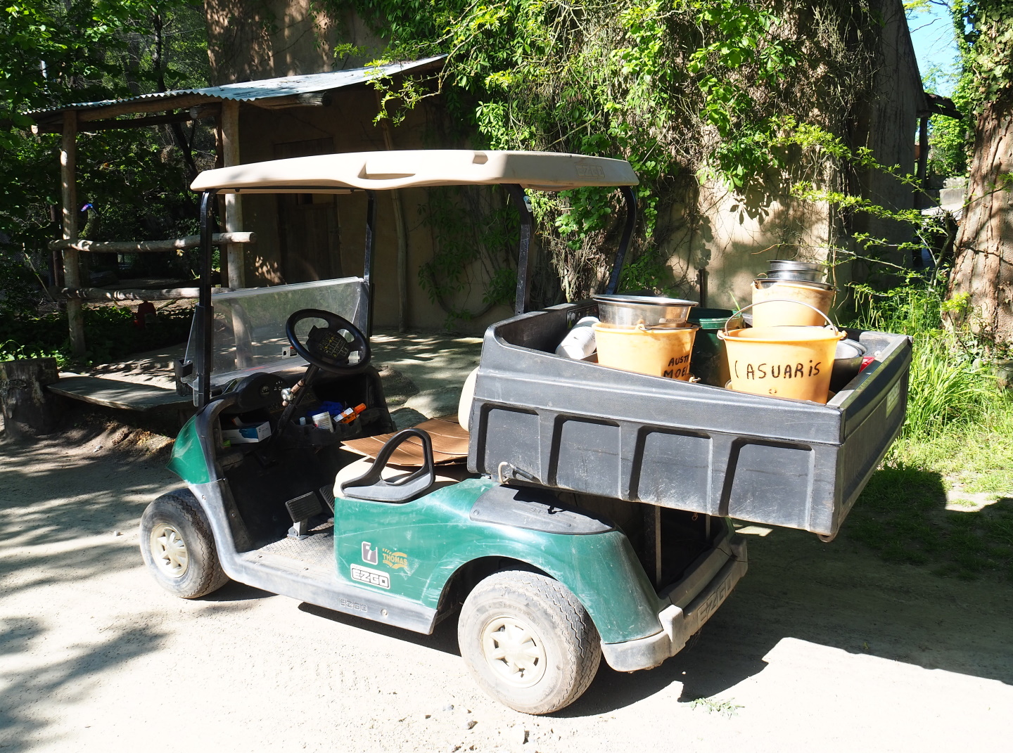 Bird keeper feeding cart, 2021-06-01