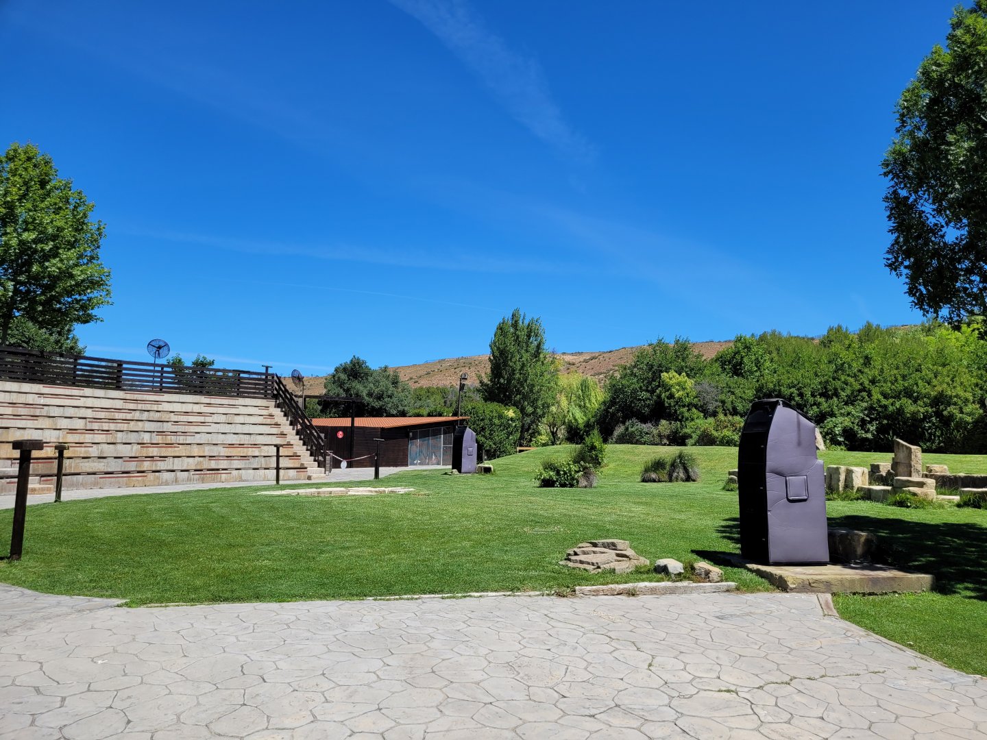 Birds-of-prey amphitheater -Sendaviva (2024)