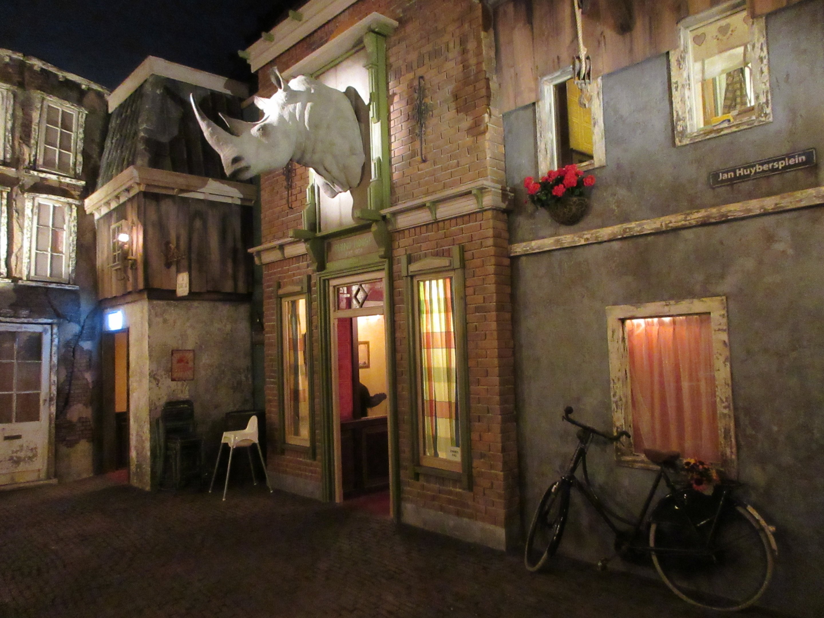 Bizarre Old-Fashioned Room (with only Red Piranhas)