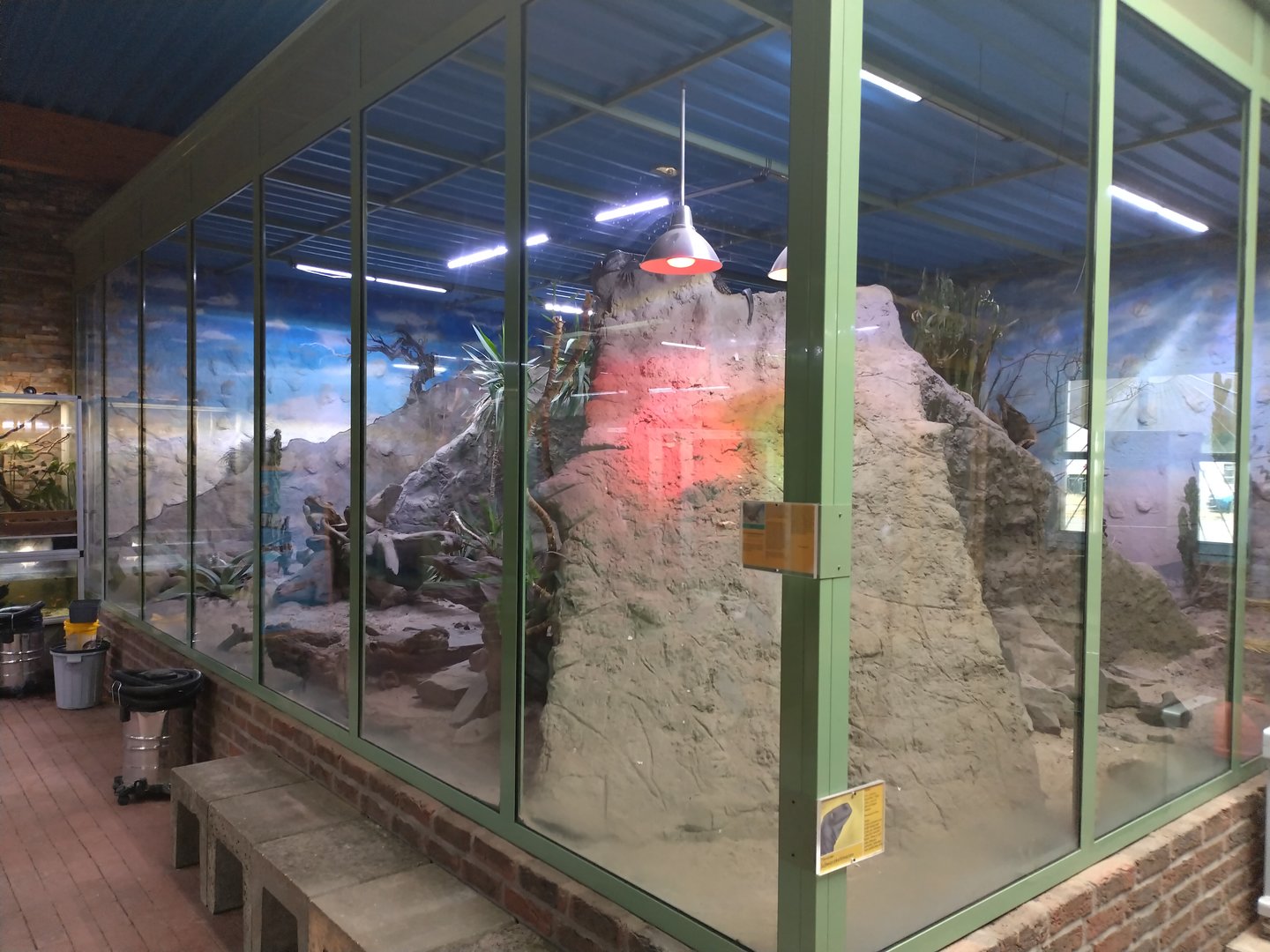 Black throat monitor enclosure