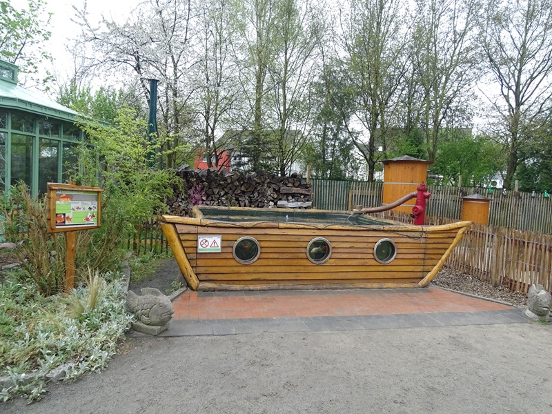 Boat-shaped goldfinch pond