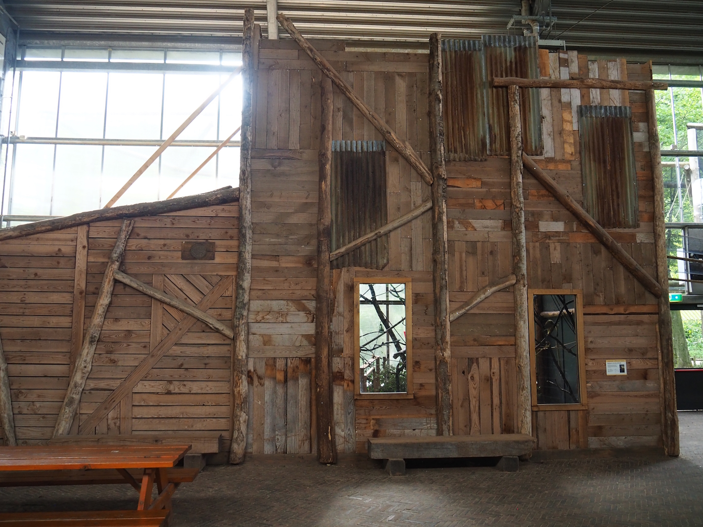 Bolivian squirrel monkey indoor exhibit, 2023-08-17