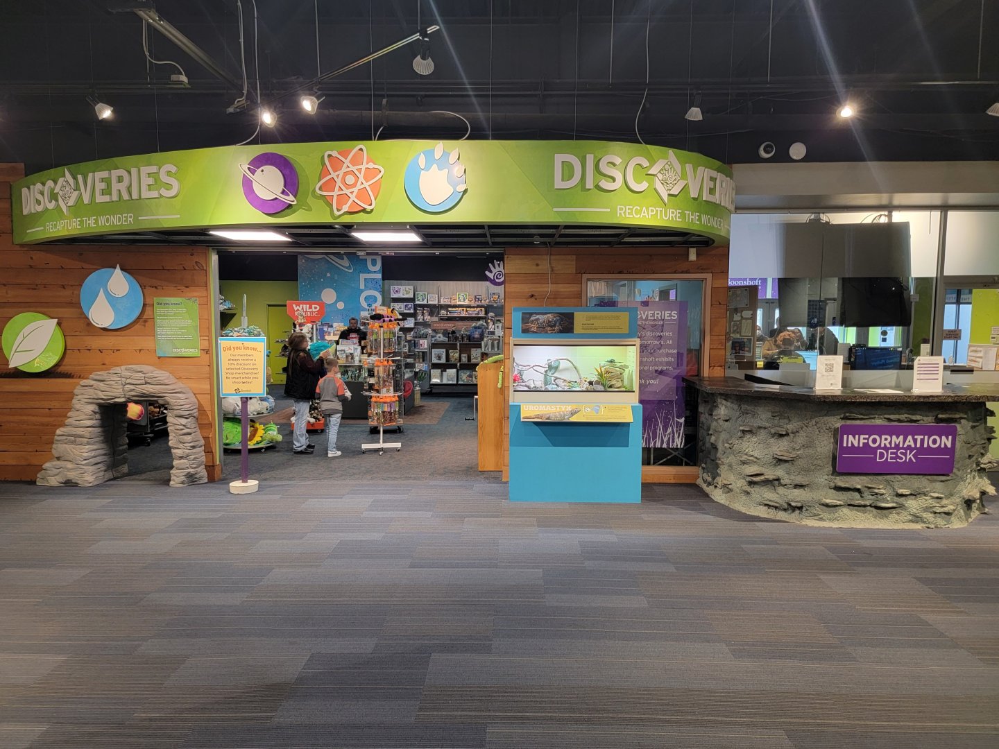 Boonshoft - Gift shop with Uromastyx in front