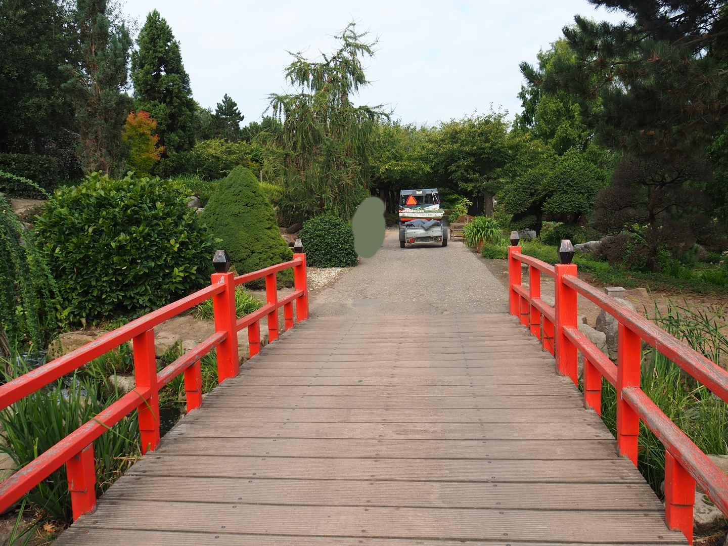 Bridge and pathway in the Japanese garden (Aug 28th, 2018)