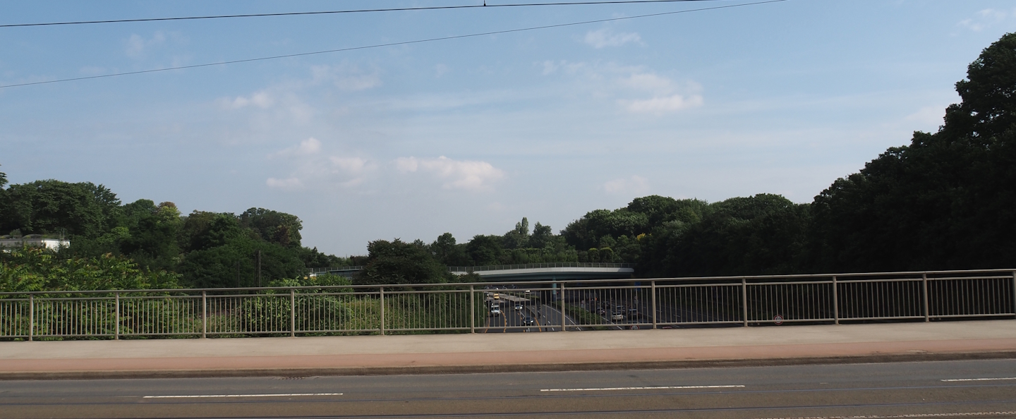 Bridge over railway and highway connecting the two parts of the zoo, seen from the Mülheimer Straße, 2024-06-08
